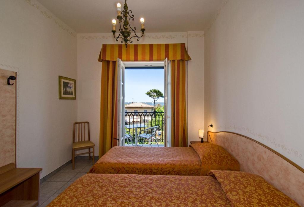 مارينا دي بييتراسانْت Hotel Villa Ombrosa الغرفة الصورة